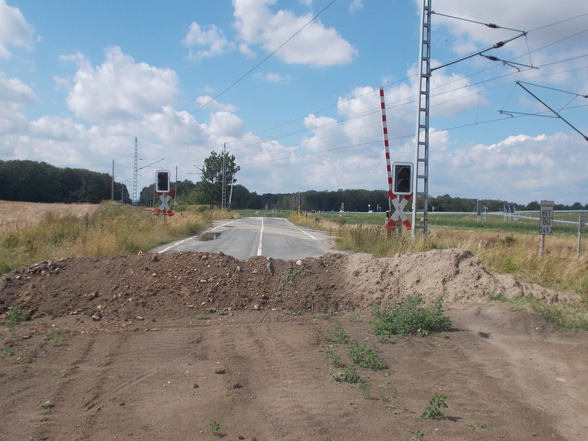 Jahrelang überquerte der Autoverkehr auf der B 196 über diesen Überweg die Bahnstrecke 195 bei Bergen/Rügen.Nach Fertigstellung einer Brücke über die Bahnstrecke kommt jetzt kein Auto mehr über diesen Überweg.Kurios die Schranken schließen sich auch noch weiter.Aufgenommen am 10.August 2019.
