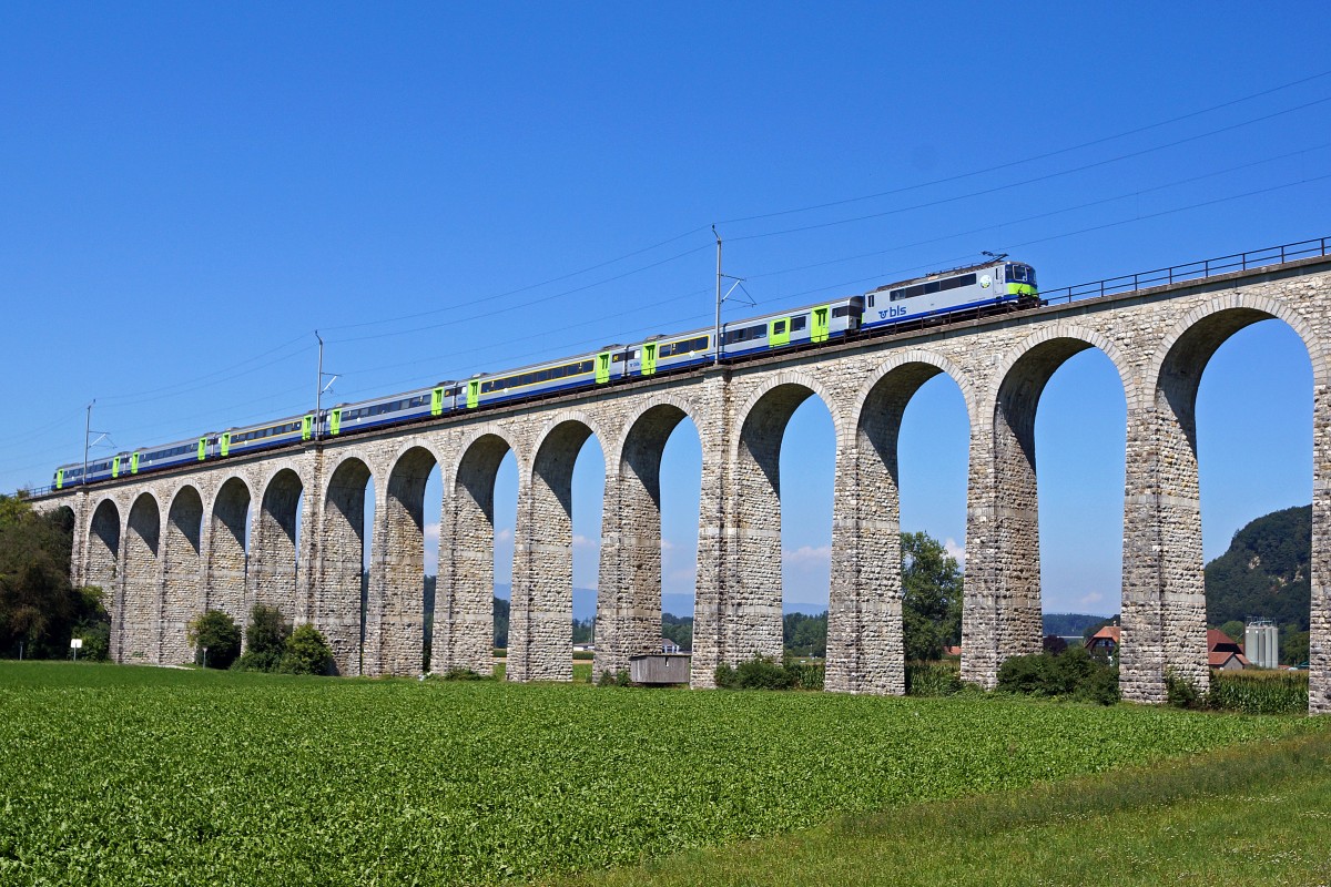 JAHRESRUECKBLICK 2013 VON WALTER RUETSCH.
MONAT AUGUST: RE Bern-Neuchâtel mit Re 504 auf dem Gümmenenviadukt am 16. AUGUST 2013.