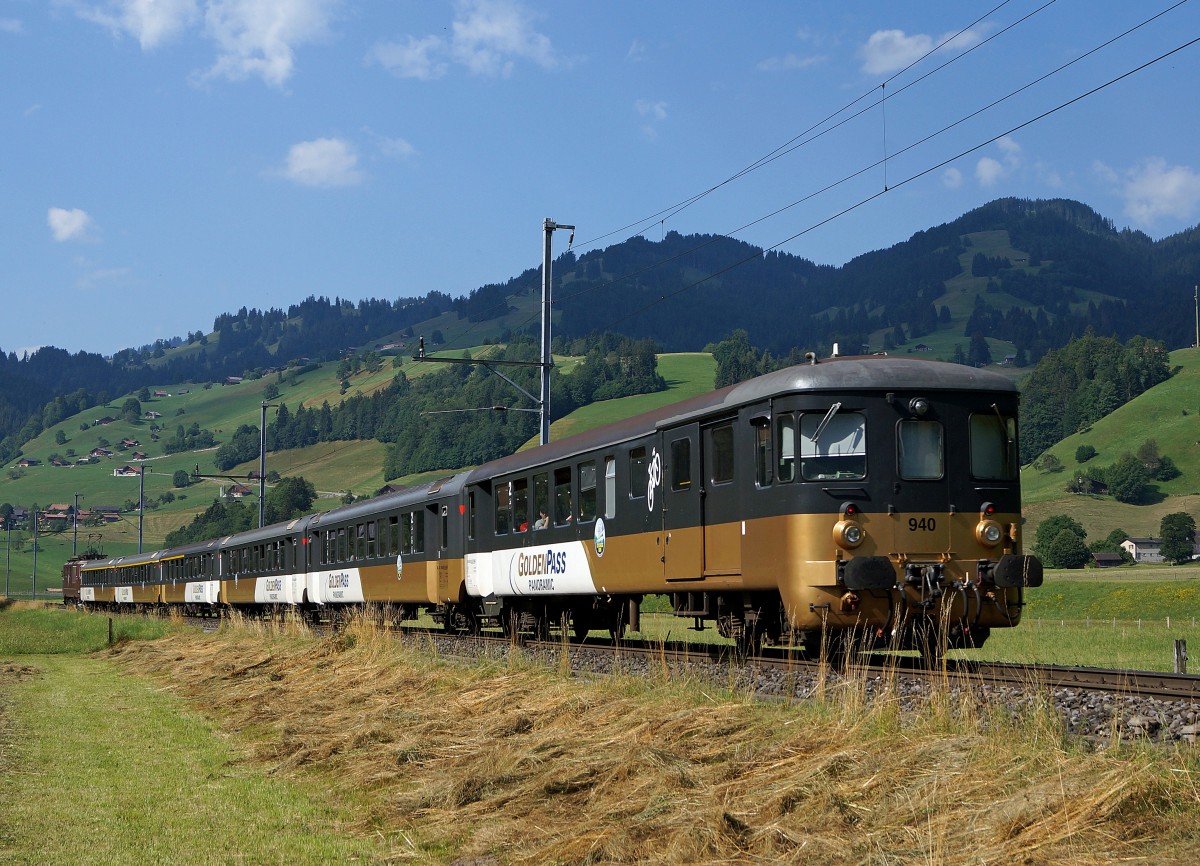 JAHRESRUECKBLICK 2013 VON WALTER RUETSCH.
MONAT JULI: GOLDEN-PASS-PANORAMIC mit Re 425-168 und BDt 940 bei Boltigen am 7. JULI 2013.