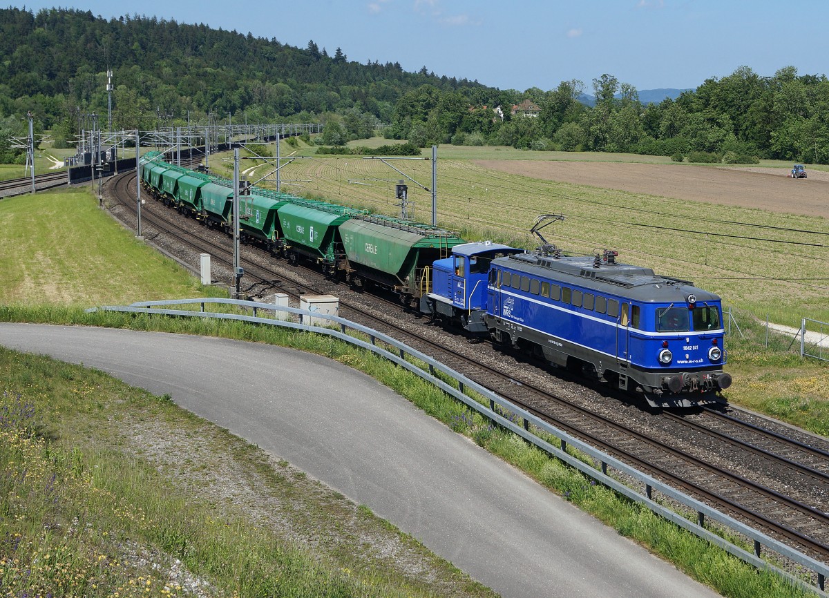 JAHRESRÜCKBLICK 2015
von Walter Ruetsch
DAS BESONDERE BILD
WRS: Die Ae 1042 041 mit einem Getreidezug und dem Tm 232 286 bei Langenthal am 18. Mai 2015.
