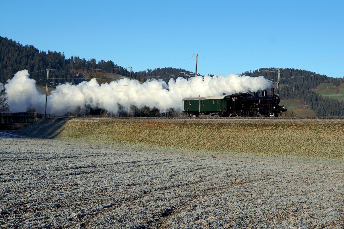 JAHRESRÜCKBLICK 2015
von Walter Ruetsch
JANUAR
DBB: Dampfpostzug auf voller Fahrt bei Emmenmatt am 5. Januar 2015 mit der Eb 3/5 Nr. 5810, 1911 (ehemals SBB) und dem F 17124, 1917 (ehemals SBB). 