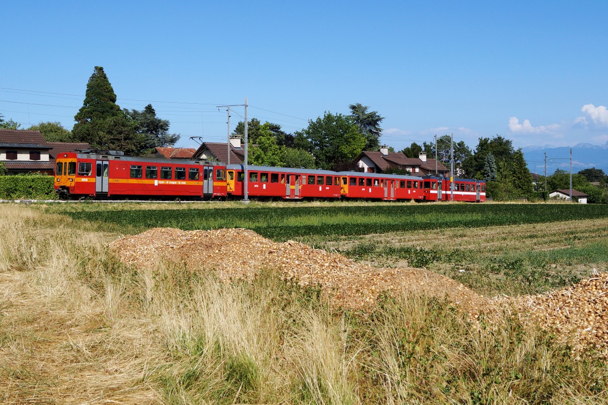 JAHRESRÜCKBLICK 2015
von Walter Ruetsch
JULI
NStCM: Vierwagenzug mit den betagten B 341 und B 342 bei L'Asse am 20. Juli 2015.