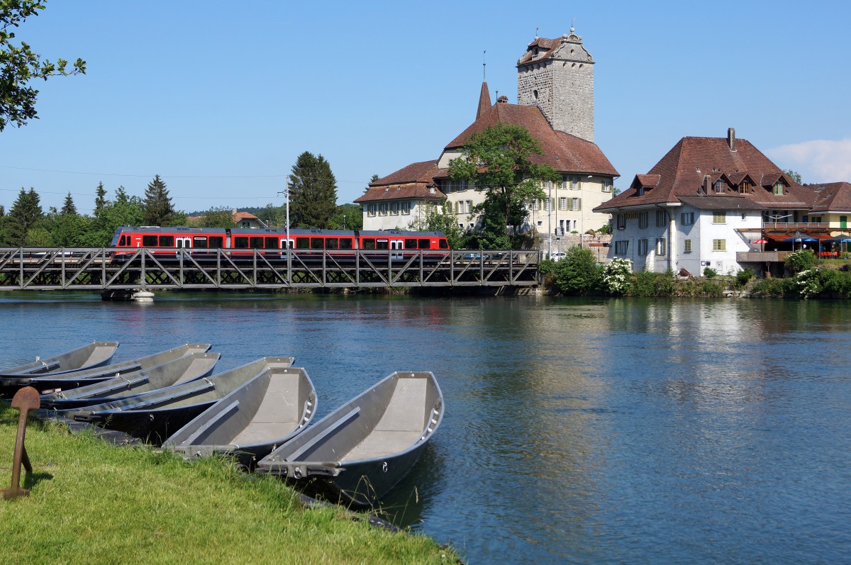 JAHRESRÜCKBLICK 2015
von Walter Ruetsch
JUNI
ASm: Be 4/8 111 beim Passieren der Aarebrücke Aarwangen am 4. Juni 2015.