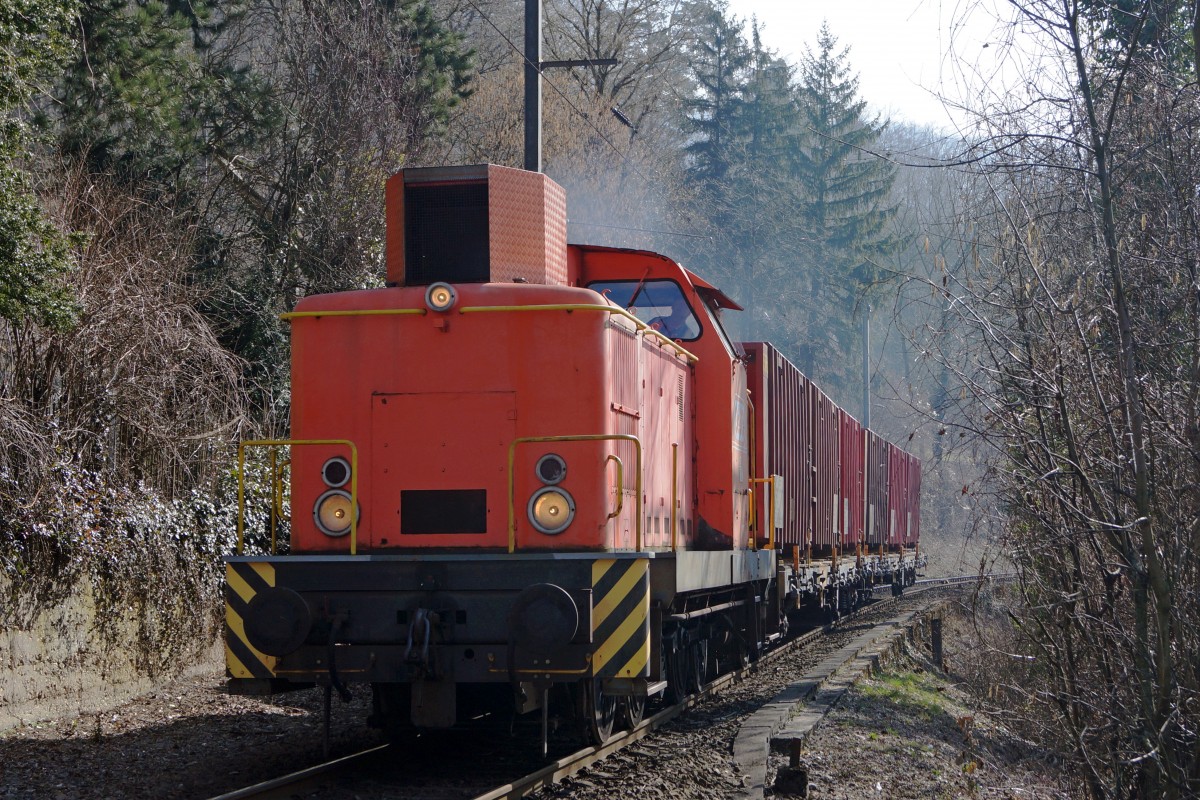 JAHRESRÜCKBLICK 2015
von Walter Ruetsch
MÄRZ
OeBB: Em 4/4 22 (ehemals BLS/ex DDR) auf Rangierfahrt mit Kehrichtwagen am 17. März 2015 in der äusseren Klus.