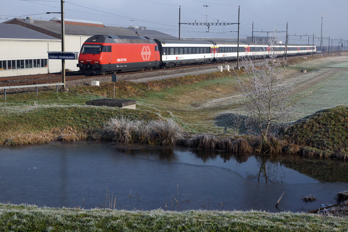 Jahresrückblick 2016
von Walter Ruetsch, Riedholz
MEIN  BESONDERES  BILD
Für das frühe Aufstehen am 9. Dezember 2016 wurde ich in Felben-Wellhausen nach langem Warten bei dichtem Nebel und grosser Kälte belohnt.  Ich konnte den Zuckerrübenzug  von St. Margrethen mit der blauen Lok fotografieren. Beim Rückmarsch zum Bahnhof wurde ich von einem freundlichen Ehepaar, zwecks Aufwärmung, in ihre warme Stube zu Kaffee und Kuchen eingeladen.  Während dem gemütlichen Zusammensein ist dann sogar noch die schöne Aufnahme des IR 2118 Konstanz-Zürich HB mit der Re 460 074-8 samt dem kleinen Weiher von ihrem Balkon aus entstanden. Bei dieser Gelegenheit möchte ich dem gastfreundlichen Ehepaar aus Felben-Wellhausen für die freundliche Einladung noch einmal recht herzlich danken.  Für das  neue Jahr  wünsche ich ihnen alles Gute.  Diese Aufnahme wird mich stets  an diesen gemütlichen Morgen erinnern.
