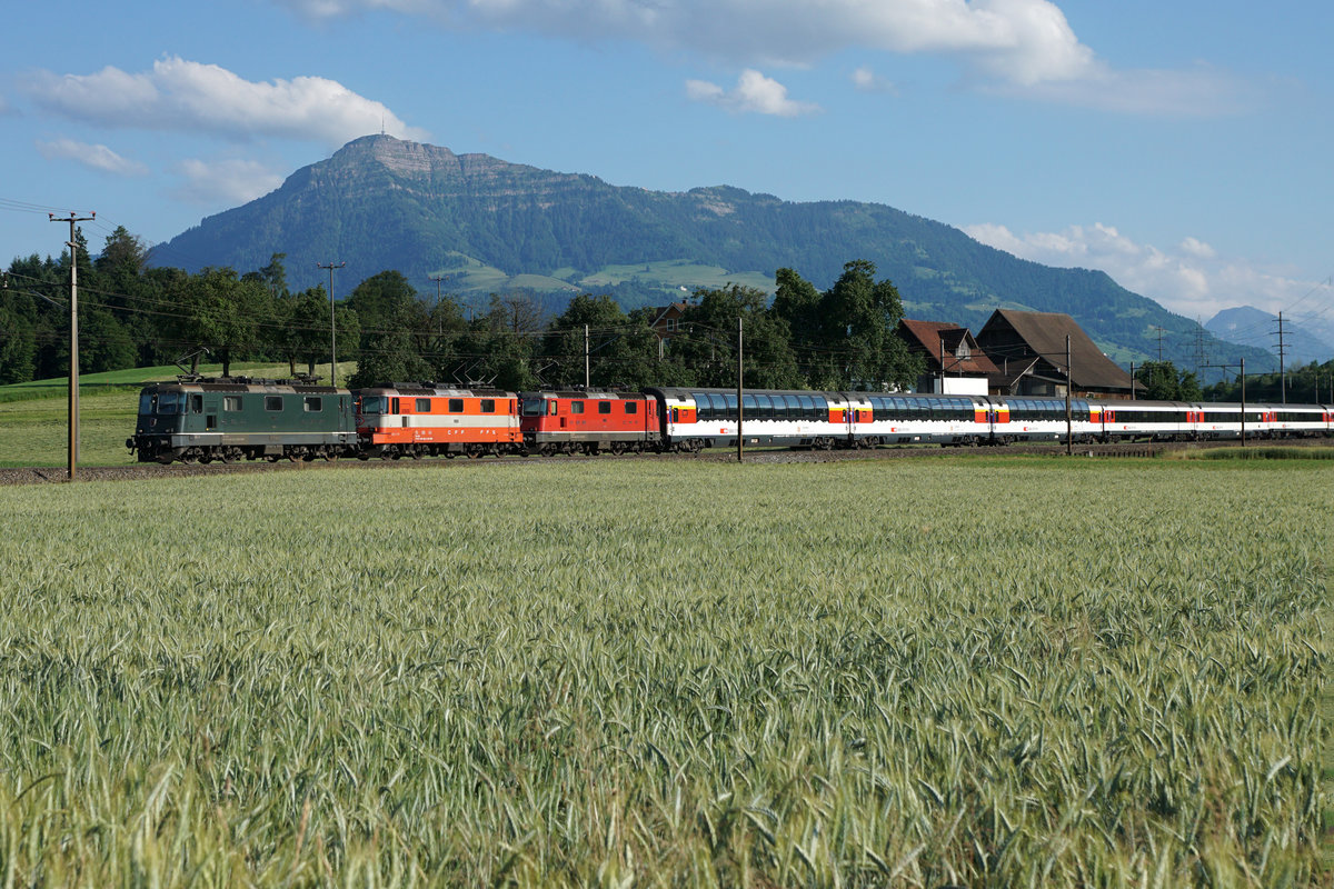 Jahresrückblick 2017
von Walter Ruetsch, Riedholz
JUNI
SBB: Schweizerische Bundesbahnen. 
Gotthard Panoramazug mit bunter Dreifachtraktion bei Rotkreuz unterwegs am 10. Juni 2017.
