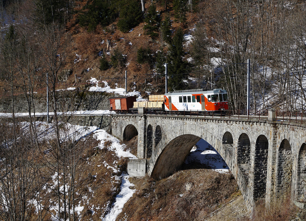 JAHRESRÜCKBLICK 2018
von Walter Ruetsch
Serie Nr. 1
Güterverkehr auf der MC aufgrund eines Erdrutsches. Güterzug mit BDeh 501 + EK 142 + Gk 116 auf dem Viadukt kurz vor Finhaut am 9. Februar 2018.