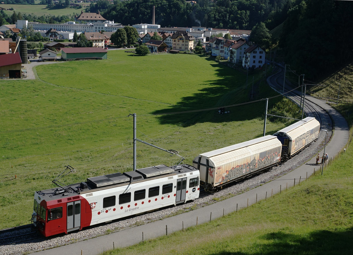 JAHRESRÜCKBLICK 2018
von Walter Ruetsch
Serie Nr. 2
Am 31. August 2018 wurde der Güterverkehr in Bulle eingestellt.
Einer der letzten Rollbockzüge von TPF mit dem Be 4/4 124 oberhalb Broc-Fabrique am 27. Juni 2018.

