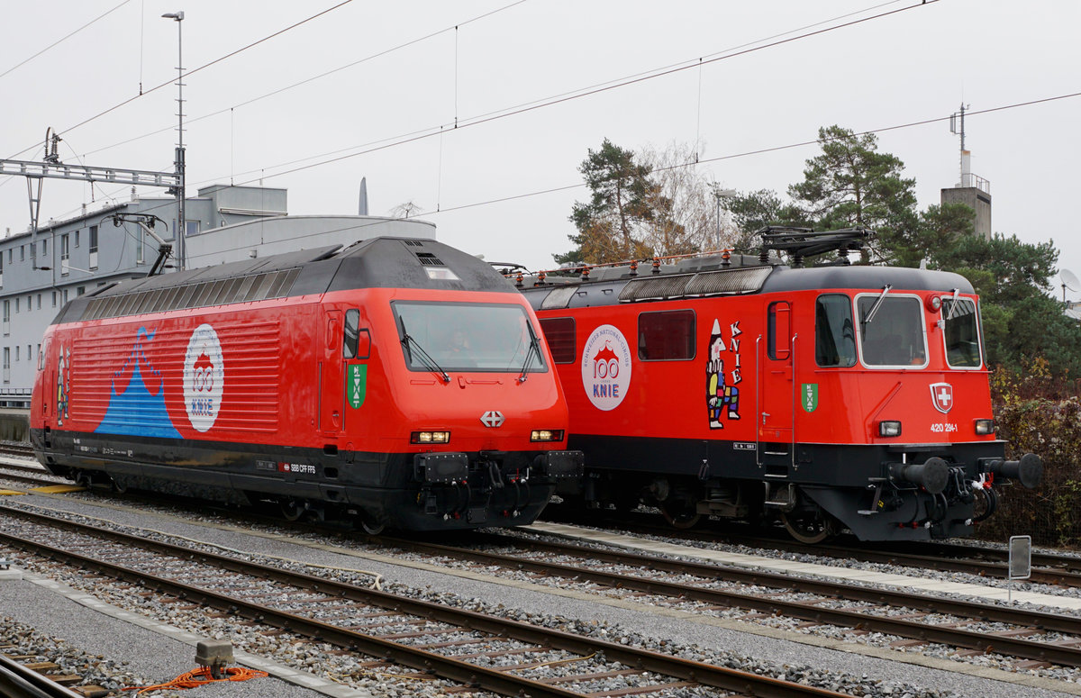 JAHRESRÜCKBLICK 2018
von Walter Ruetsch
Serie Nr. 6
Zum grossen Jubiläum  100 JAHRE ZIRKUS KNIE  wurden am 29. November 2018 in Rapperswil die zwei Zirkus-Lokomotiven Re 420 294 und Re 460 058 getauft.  