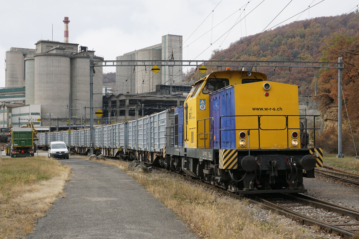 JAHRESRÜCKBLICK 2018
von Walter Ruetsch
Serie Nr. 7
Für die Zuckerrübenkampagne 2018 hatte die Schweizer Zucker AG die Rübentransporte umorganisiert. An Stelle von SBB CARGO wurde mit den privaten Firmen Swiss Rail Traffic für Frauenfeld und Sersa für Aarberg zusammen gearbeitet. Das neue Konzept führte zu sehr interessanten und abwechslungsreichen Fahrzeugeinsätzen im Streckendienst sowie auf den Verladebahnhöfen im Rangierdienst.
Am 7. November 2018 konnte in Eclépens die Am 847 906-5 von Widmer Rail Services AG beim Rangieren von Rübencontainerwagen beobachtet werden.    
