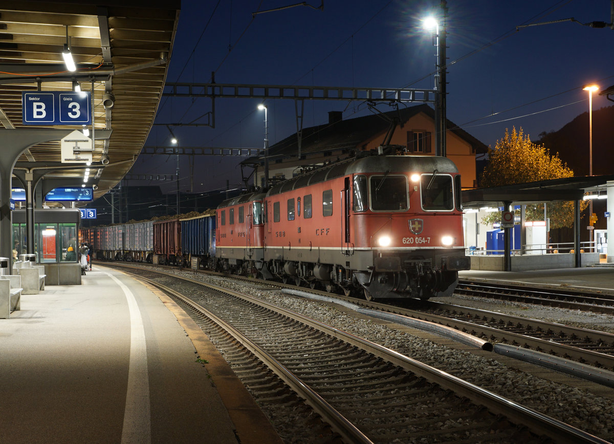 JAHRESRÜCKBLICK 2018
von Walter Ruetsch
Serie Nr. 7
Für die Zuckerrübenkampagne 2018 hatte die Schweizer Zucker AG die Rübentransporte umorganisiert. An Stelle von SBB CARGO wurde mit den privaten Firmen Swiss Rail Traffic für Frauenfeld und Sersa für Aarberg zusammen gearbeitet. Das neue Konzept führte zu sehr interessanten und abwechslungsreichen Fahrzeugeinsätzen im Streckendienst sowie auf den Verladebahnhöfen im Rangierdienst.
Die in Oensingen verladenen Zuckerrüben haben mit der von Rail Traffic eingemieteten Re 10/10 die Fahrt nach Frauenfeld gegen Mitternacht aufgenommen.
Re 620 054-7 Villeneuve und Re 420 238-8 auf die Abfahrt wartend am 21. Oktober 2018.   
