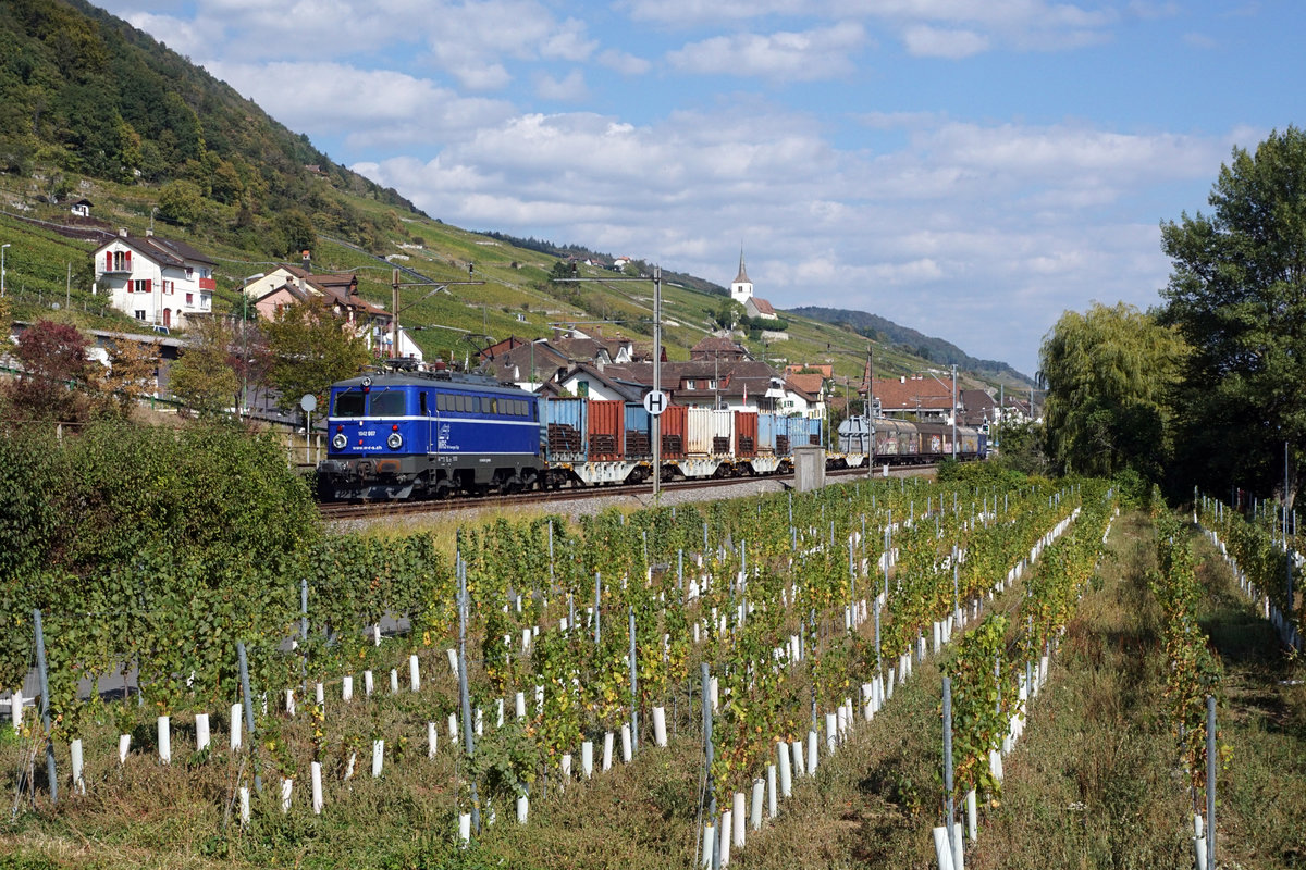 JAHRESRÜCKBLICK 2018
von Walter Ruetsch
Serie Nr. 7
Testzug von Widmer Rail Services AG mit den Ae 1042 007 und der Re 430 112 bei Ligerz am Bielersee unterwegs am 28. September 2018.  
