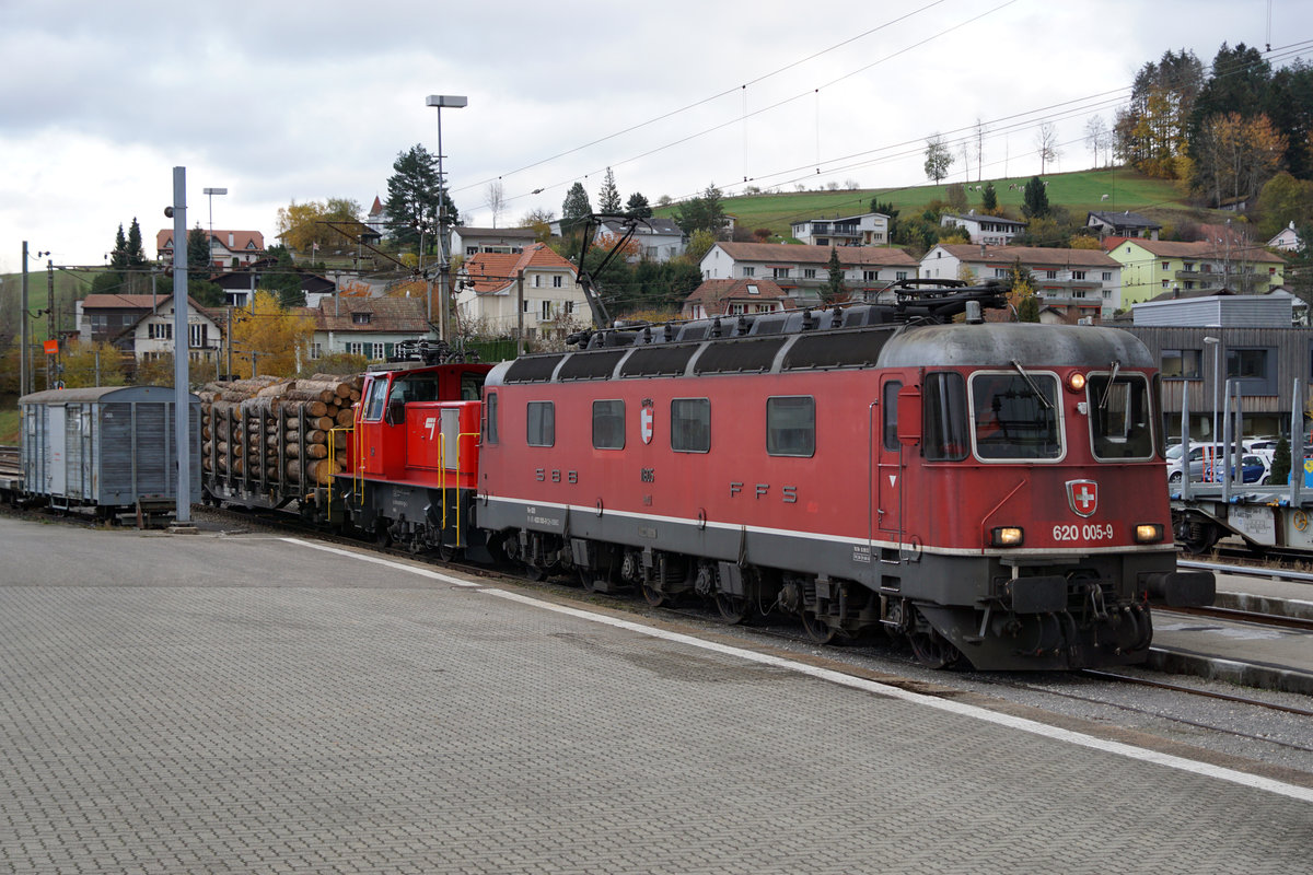 JAHRESRÜCKBLICK 2018
von Walter Ruetsch
Serie Nr. 8
Ab dem Fahrplanwechsel 2018 wird der Bahnhof Tavannes im Berner Jura durch SBB CARGO nicht mehr bedient.
Aus diesem Grunde wurde bei der CJ der Rollschemelverkehr ab Les Breuleux, Les Reussilles und Tramelan, wo hauptsächlich Holz verladen wurde, eingestellt.
Wegen einem Defekt an der CJ Ee 936 151 wurde am 31. Oktober 2018 das Rangiermanöver in Tavannes ausnahmsweise durch SBB CARGO mit der Re 620 005-9 Uster durchgeführt was zu einmaligen Fotomotiven führte.
SBB CARGO Re 620 005 Uster auf Rangierfahrt mit der defekten CJ Ee 936 151 aus der Rollschemelanlage Tavannes.
 
