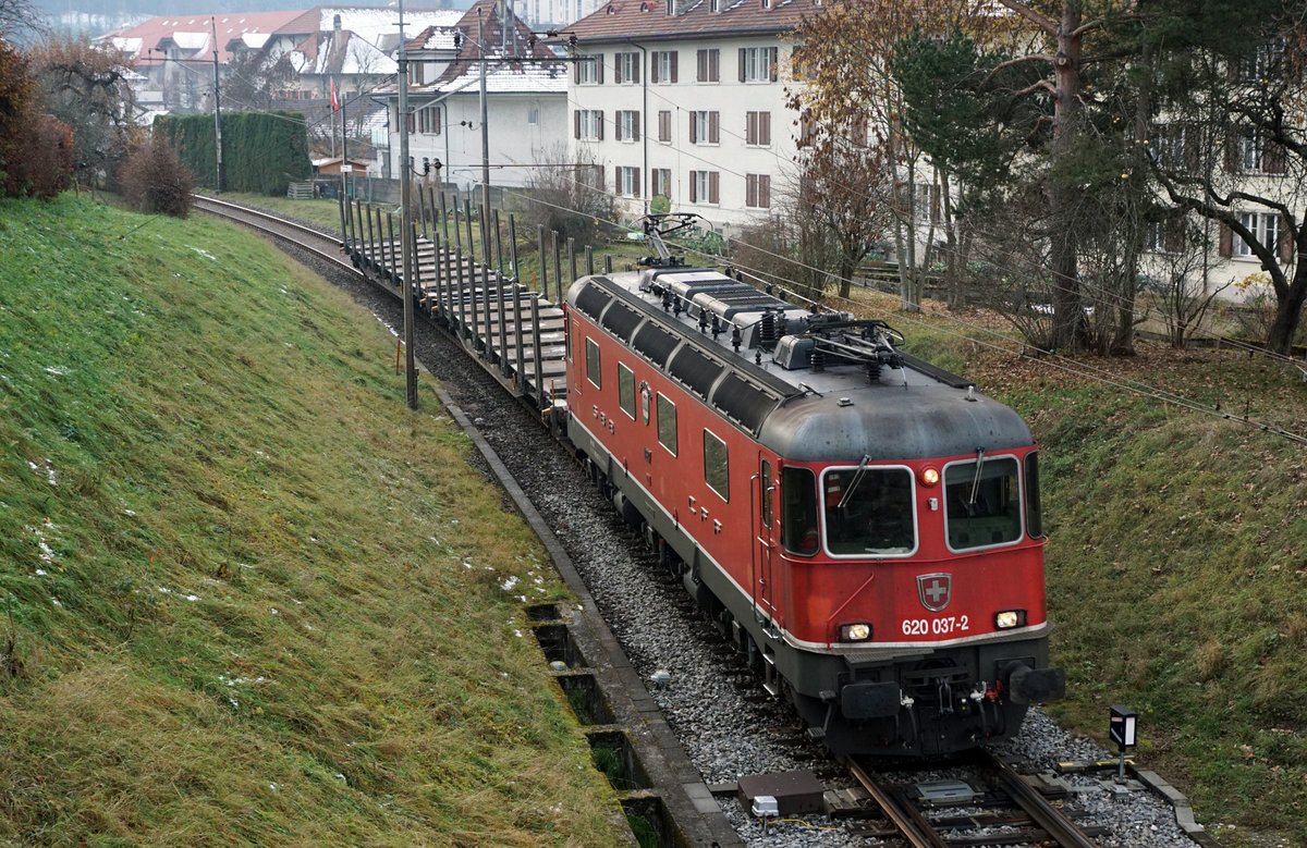 JAHRESRÜCKBLICK 2018
von Walter Ruetsch
Serie Nr. 8
Ab dem Fahrplanwechsel 2018 wird der Bahnhof Tavannes im Berner Jura durch SBB CARGO nicht mehr bedient.
Aus diesem Grunde wurde bei der CJ der Rollschemelverkehr ab Les Breuleux, Les Reussilles und Tramelan, wo hauptsächlich Holz verladen wurde, eingestellt.
Die Re 620 037-2 Sonceboz-Sombeval mit zwei leeren Holzwagen bei der Einfahrt Tavannes am 20. November 2018. 
