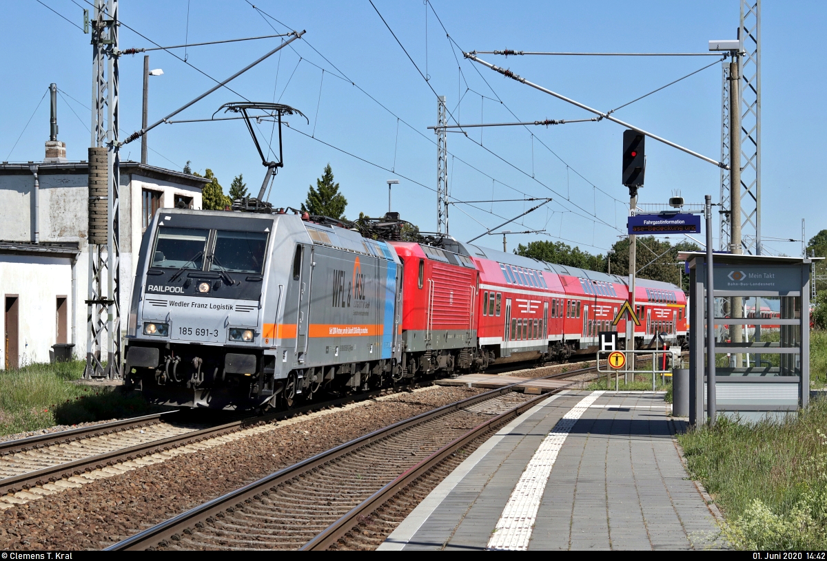 Jahresrückblick 2020 #2

Meine wohl überraschendste Zufallssichtung in diesem Jahr war eine Überführung von stolzen 14 Doppelstock- und n-Wagen sowie 4 Loks, die im Hp Zscherben auf dem Weg Richtung Erfurt an mir vorbeifuhren. Leider stand ich dafür etwas ungünstig, wie der Zufall es so wollte.
Normalerweise hätte die Fuhre ihren Weg über die Thüringer Bahn genommen, was jedoch wegen umfangreicher Bauarbeiten zu meinem Glück nicht möglich war. Dieser Umstand bescherte mir zwischen dem 1.6. und dem 30.10.2020 eine große Menge an Umleiterverkehren vor meiner Haustür, sodass dieser Zug so gesehen nur der Auftakt war.
All die Loks und Wagen wurden für den Ersatzverkehr der Abellio Rail Baden-Württemberg GmbH benötigt, welcher auch Thema meines nächsten Bildes ist...

🧰 Wedler Franz Logistik GmbH & Co. KG (WFL), in Zusammenarbeit mit der HSL Logistik GmbH (HSL)
🚩 Bahnstrecke Halle–Hann. Münden (KBS 590)
🕓 1.6.2020 | 14:42 Uhr