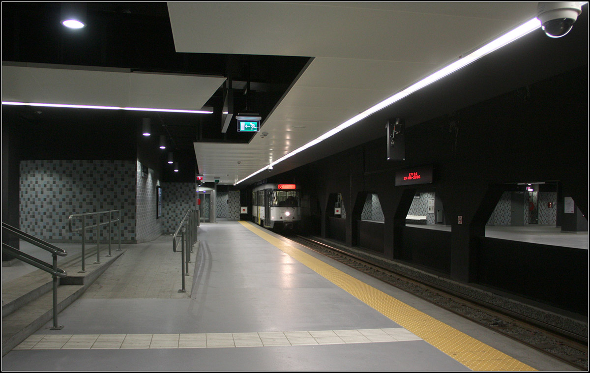 Jahrzehnte nach der Rohbaufertigstellung in Betrieb gegangen -

Am 18.04.2015 ging die Tunnelstrecke Astrid - Zegel - Rampe bei Morckhoven in Betrieb. Neben den beiden ausgebauten U-Bahnhöfen gibt es auch noch drei unfertige, die durchfahren werden. Westlich der Station Astrid (Bild) gibt es unter dem Franklin Rooseveltplein eine Wendeschleife. Wir sind einfach in der Bahn sitzen geblieben und durch die Wendeschleife mitgefahren. In Stuttgart-Schwabstraße haben wir uns das mit der S-Bahn in die dortige Wendeschleife mitzufahren noch nicht getraut.

An der Station Astrid kann zu vier anderen Pre-Metorlinien und vier oberirdischen Straßenbahnlinien umgestiegen werden, zudem liegt Antwerpen Centraal ganz in der Nähe.

19.06.2016 (M)