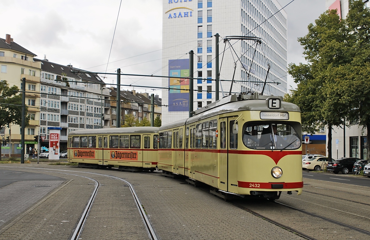 Jahrzehntelang gehörte ein solcher Zug zum Düsseldorfer Stadtbild: Am 08.09.2019 wurde der Sechsachser 2432 mit passendem Beiwagen als Zubringer zum  Tag des offenen Denkmals  im früheren Rheinbahn-Betriebshof  Am Steinberg  eingesetzt, hier in der Wendeschleife am Hauptbahnhof