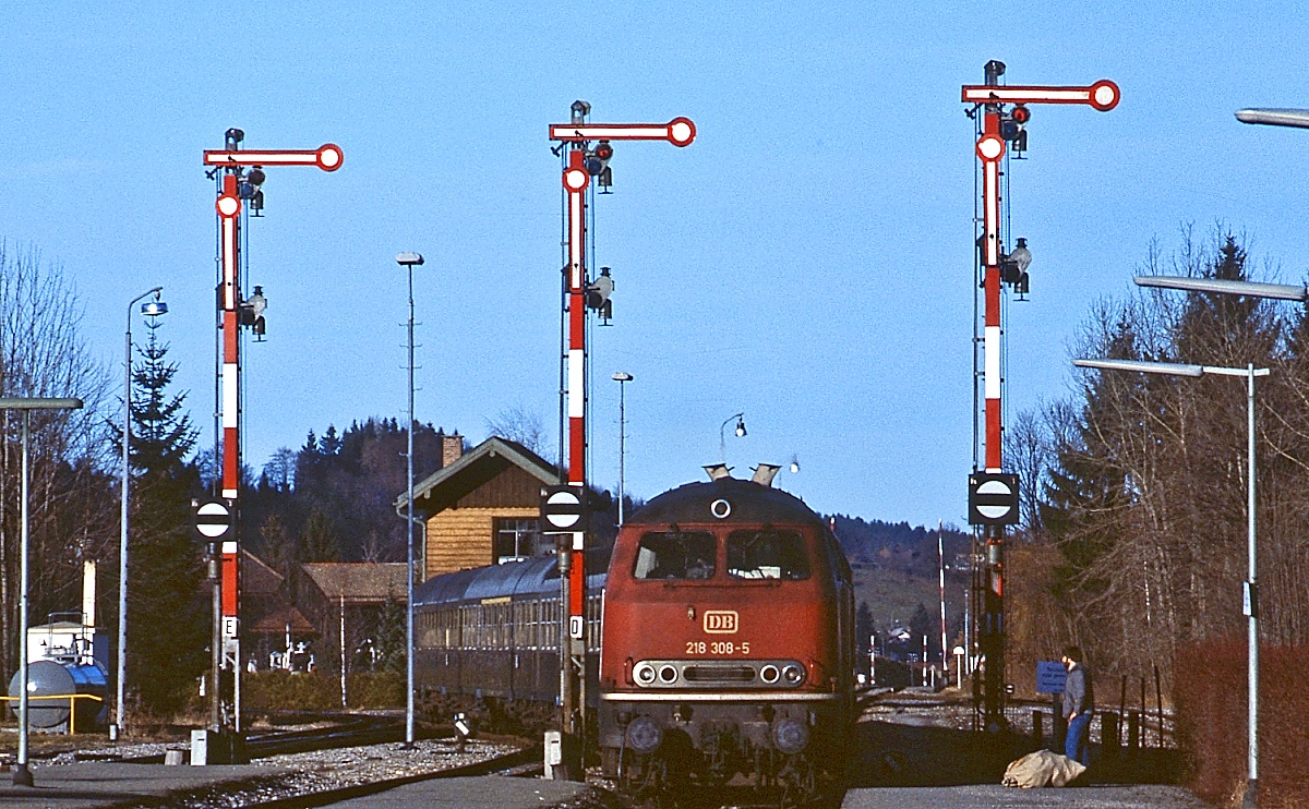 Jahrzehntelang prägten die drei Formsignale das Bild des Bahnhofs Schliersee (KBS 955). Nachdem das linke Signal schon vor längerer Zeit verschwunden ist, fielen jetzt auch die beiden anderen den momentan laufenden Modernisierungsarbeiten zum Opfer. Im FormsignalBahnhofsVerzeichnis heisst es jedenfalls  Zustand war einmal . Zur Erinnerung ein Foto vom Dezember 1985 mit der aus Bayrischzell einfahrenden 218 308-5. Wie man sieht, wurde damals auch noch die Post mit Zug befördert.