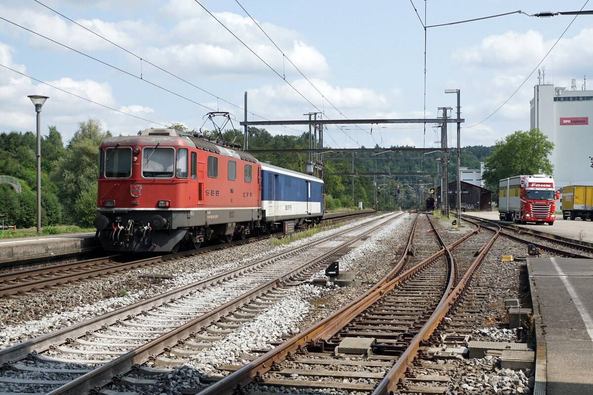 Jail Train der SBB.
Am 20. August 2021 wurde der Jail Train mit der Re 420 146-3 geführt.
Beim Bahnhof Roggwil.
Foto: Walter Ruetsch