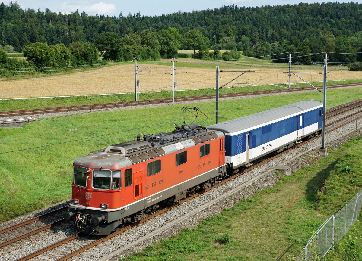Jail Train der SBB.
Am 20. August 2021 wurde der Jail Train mit der Re 420 146-3 geführt.
Bei Roggwil.
Foto: Walter Ruetsch