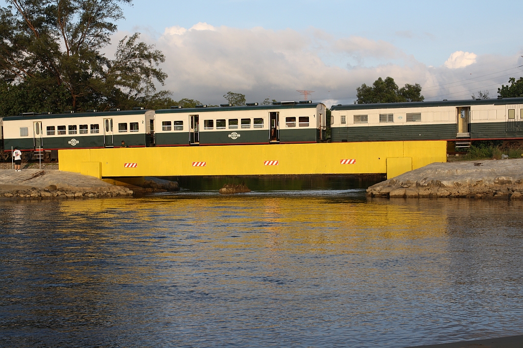 Jambatan (=Brücke) Ulu Benoni im Strecken-Km 48,5 mit dem nur an Samstag verkehrenden Touristenzug  TRAIN TO MUARA SUNGAI BENONI . - Bild vom 15.Februar 2025.