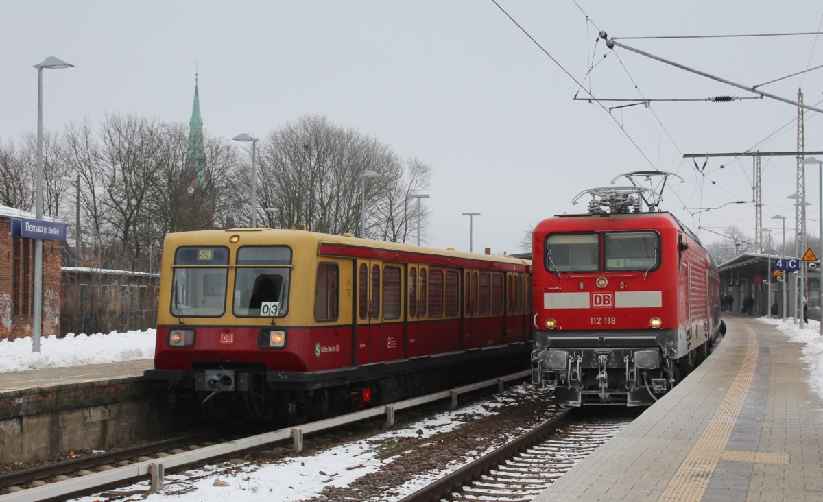 Jan. 2015 - Bernau. S9 mit BR 485 und 112 118 mit RE3 am Bahnsteig