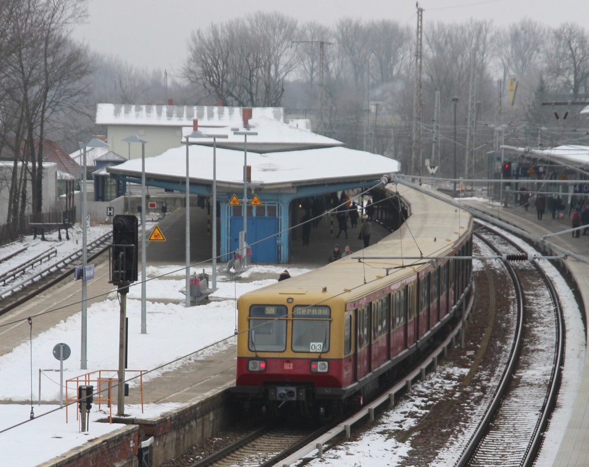Jan. 2015 - Bernau. S9 mit BR 485 am Bahnsteig
