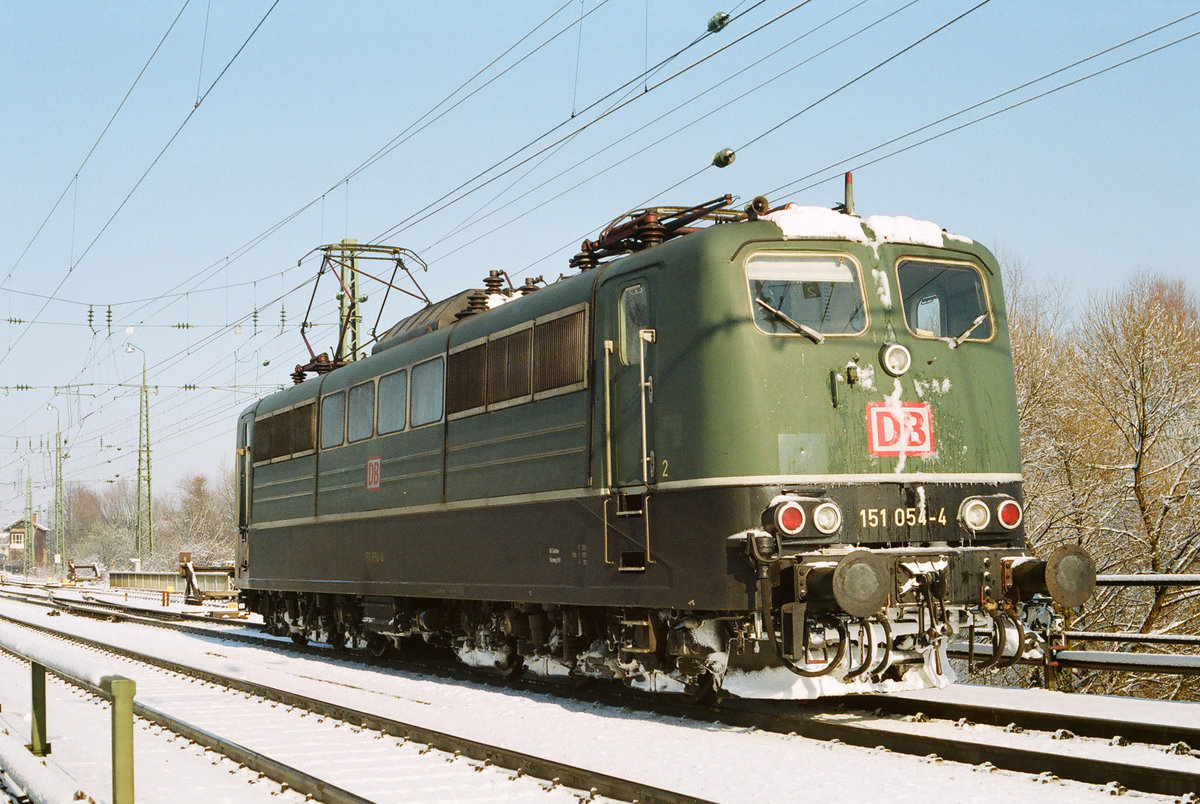 Januar 1995, Lok 151 054-4 rangiert auf der Ostseite des Bahnhofes Freilassing. Im Hintergrund ist das alte Stellwerk zu sehen.