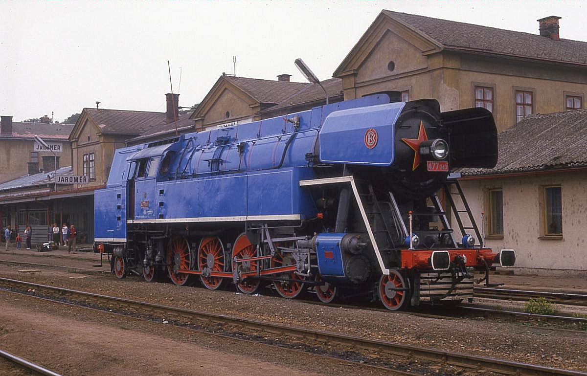 Jaromer am 25.6.1988
 Papagei  477043 soll einen Sonderzug übernehmen und wartet im Bahnhof.