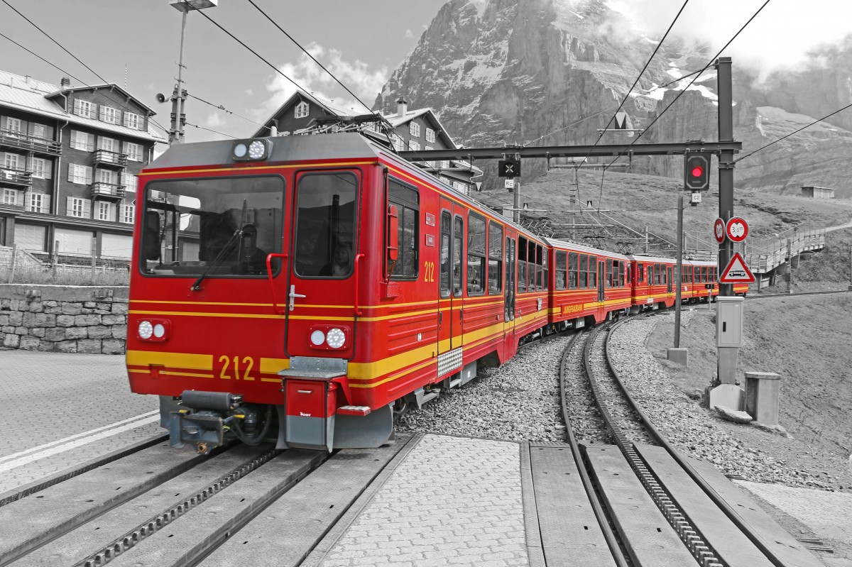 JB BDhe 4/8 212 und 213 haben auf ihrer Talfahrt wieder ein weiteres Mal den Eiger erwärmt ;) - Kleine Scheidegg, 04.10.2014