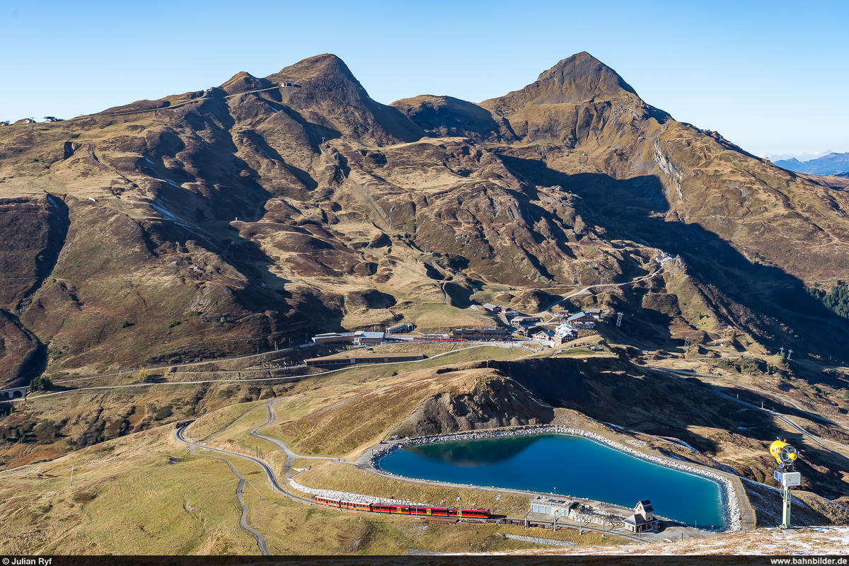 JB BDhe 4/8 214 & Bhe 4/8 224 / Fallboden, 16. Oktober 2021<br>
Im Hintergrund die Kleine Scheidegg