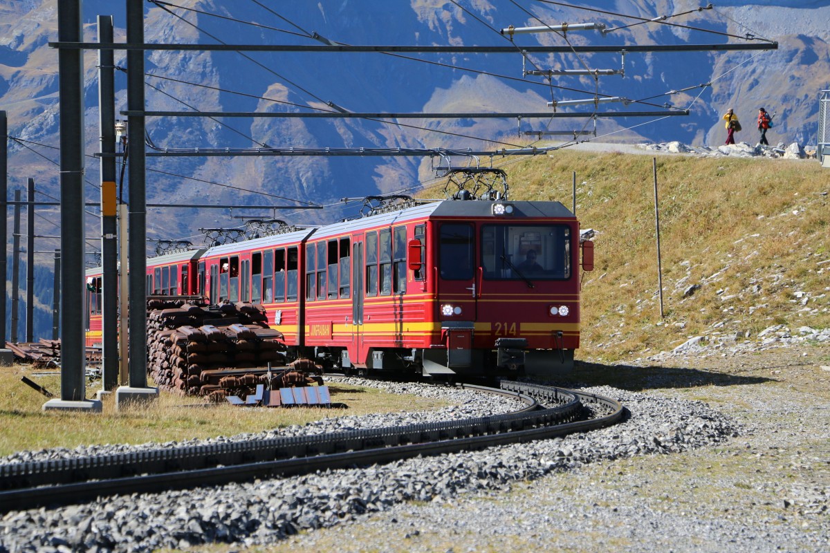 JB BDhe 4/8 214 und 217 erreichen auf ihrem Weg zum Top of Europe den Fallbodensee. 09.10.2014