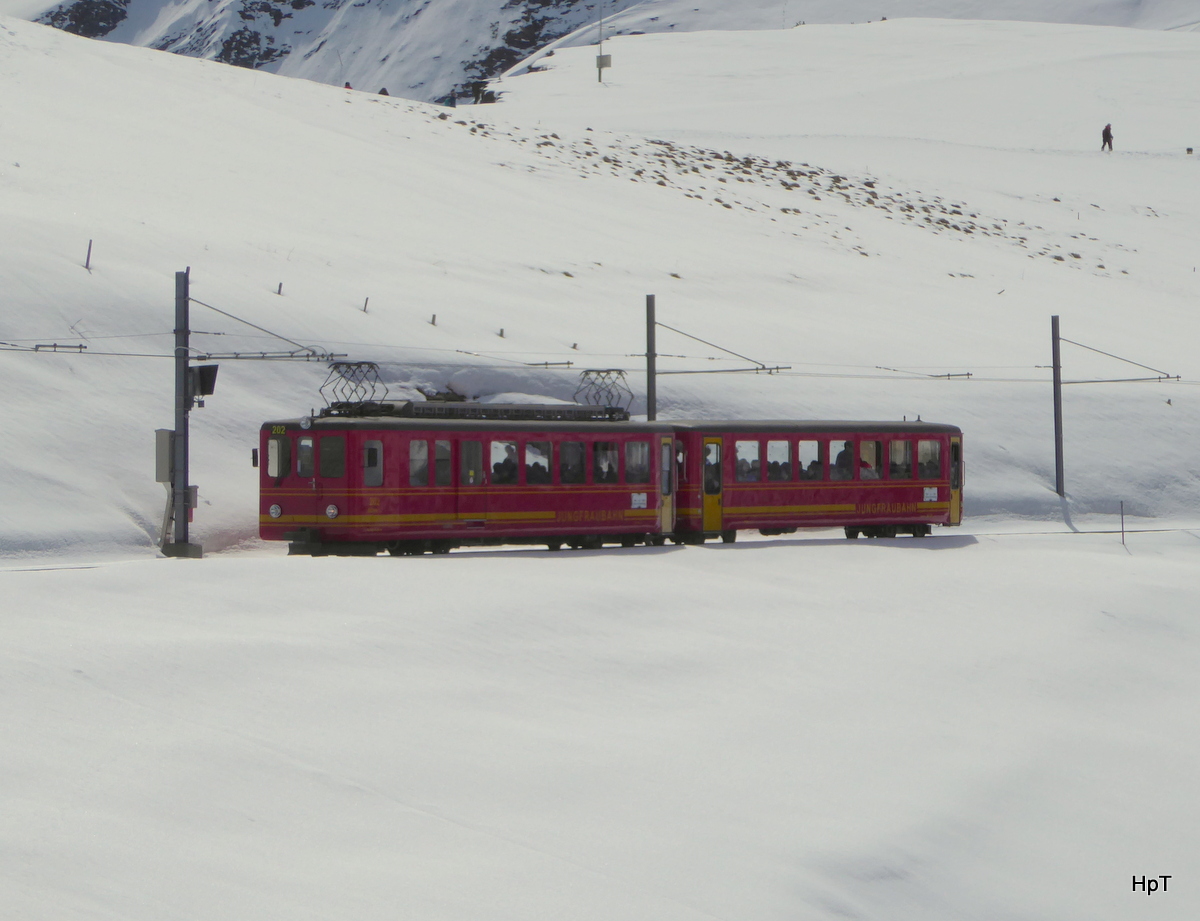 JB - Triebwagen BDeh 2/4 202 mit Steuerwagen unterwegs oberhalb der Haltestelle der Kleinen Scheidegg am 06.05.2016