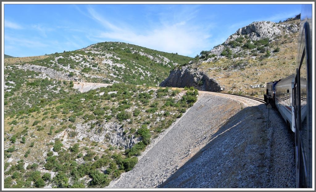 Je hher man kommt, desto trockener wird es und bald ist der Scheitelpunkt des Kstengebirges in Labin Dalmatinski erreicht. (03.07.2013)