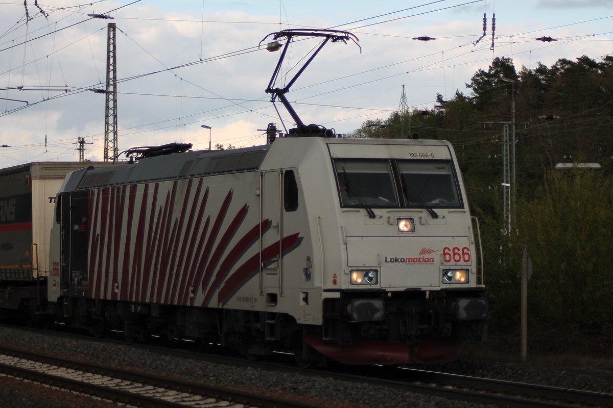 Je später der Abend.. 185 666 am 05.05.2019 mit Aufliegern in Eichenberg.