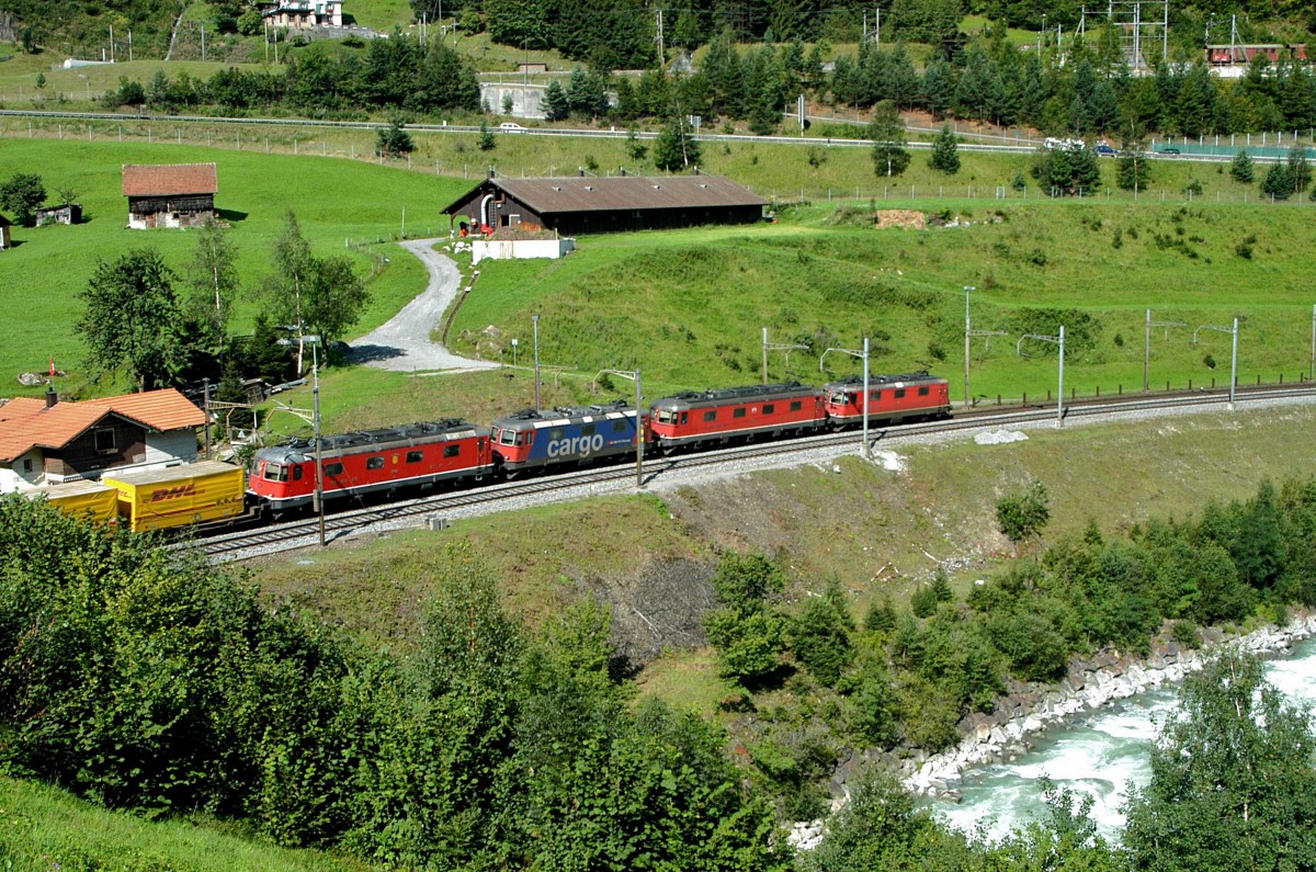 Je zwei unbekannte SBB Re 4/4 II (Re 420/421) oder III (Re 430) und Re 6/6 (Re 620) befördern am 14.08.09 in der Wattinger Kurve auf der unteren Trasse in Wassen einen KLV-Zug in Richtung Erstfeld.