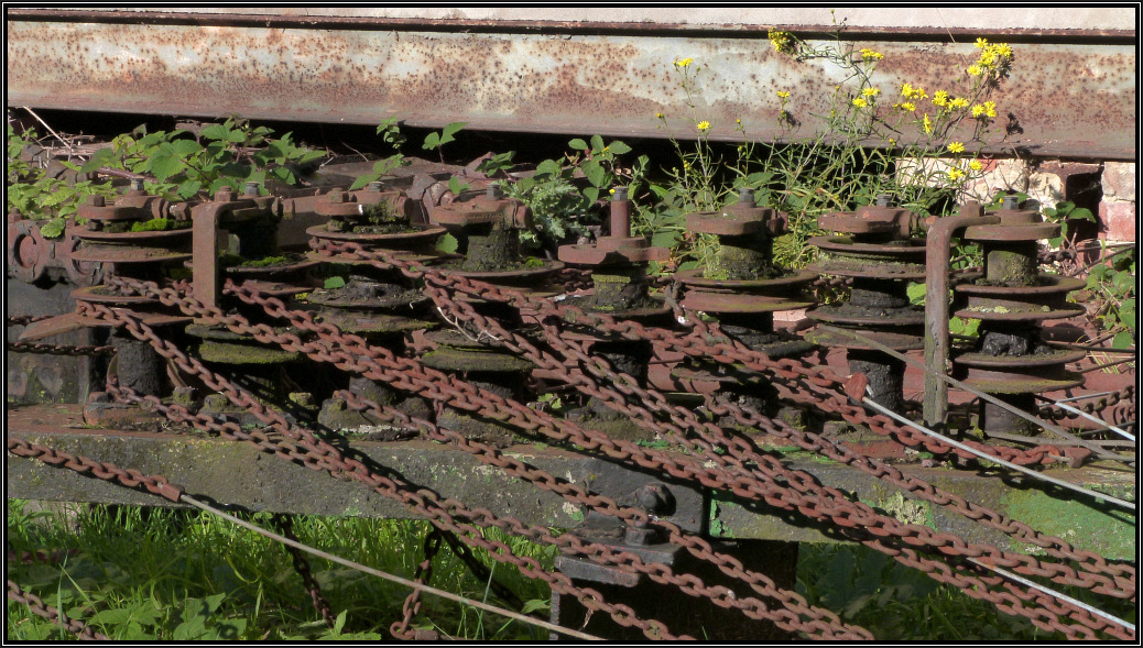 Jede Menge an Umlenkrollen die einst Signale stellten und Weichen legten,ruhen und rosten vor sich hin. Gesehen am westlichen Stellwerk in Raeren/Belgien an der ehemaligen Vennbahn am 26.Okt.2015.