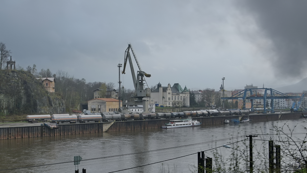 Jede Menge Kesselwagen waren im Ortseingang von Děčín direkt an der Elbe zu sehen. (April 2017)