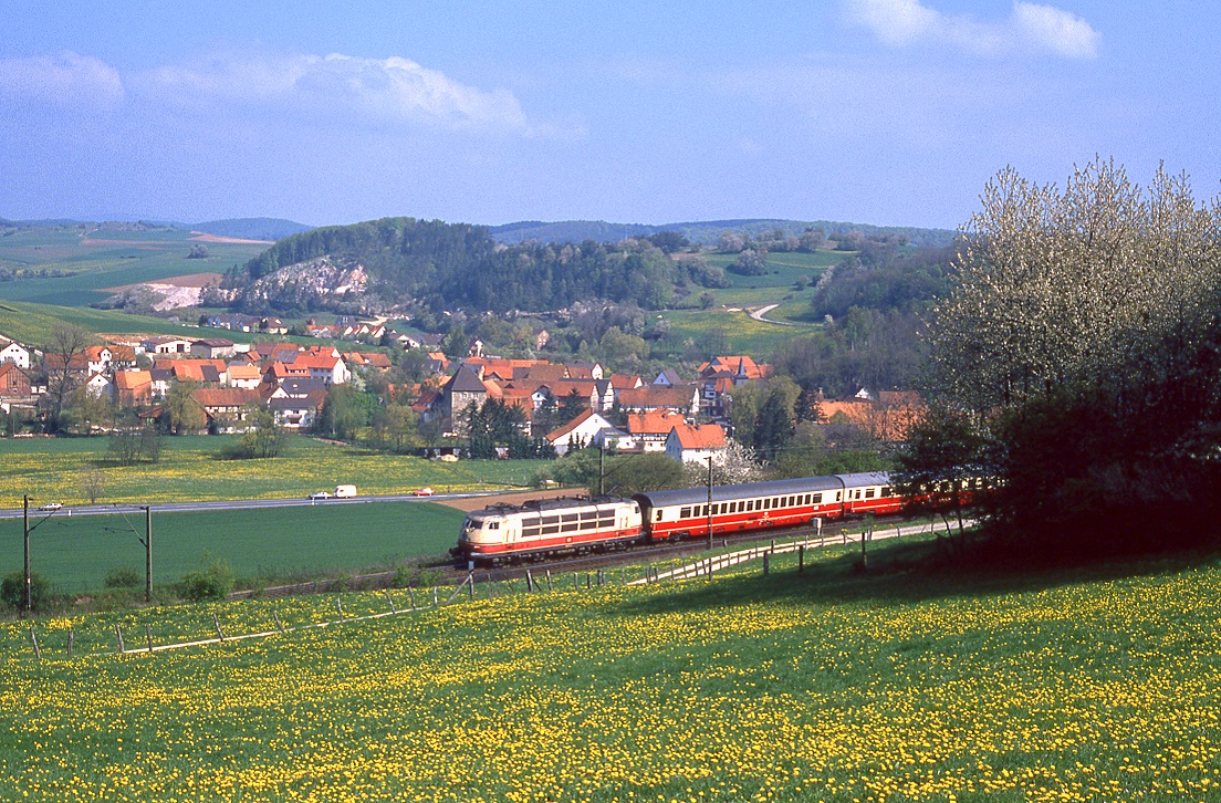 Jede Stunde, jede Klasse: eine unbekannte 103 fhrt bei Berneburg mit EC 75 auf Bebra zu, 04.05.1989.