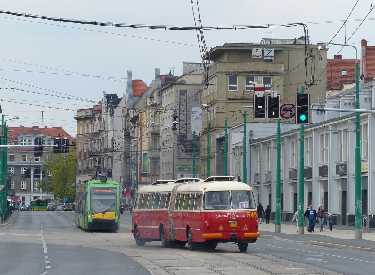 Jeden Sonntag verkehren in Poznan historische Busse und Straßenbahnen auf Touristenlinien. Hier begegnet ein alter polnischer Jelcz-Bus der modernen polnische Solaris-Tramino-Straßenbahn. 1.5.2016, nahe dem Hauptbahnhof Poznan
