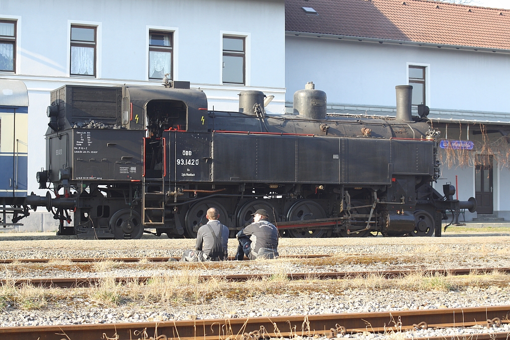 Jeder braucht mal eine Pause...; nach der Ankunft mit dem SR 14436 am 19.März 2015 in Mistelbach LB verschnauft die NLB 93.1420 und ihre Mannschaft ein bisschen.