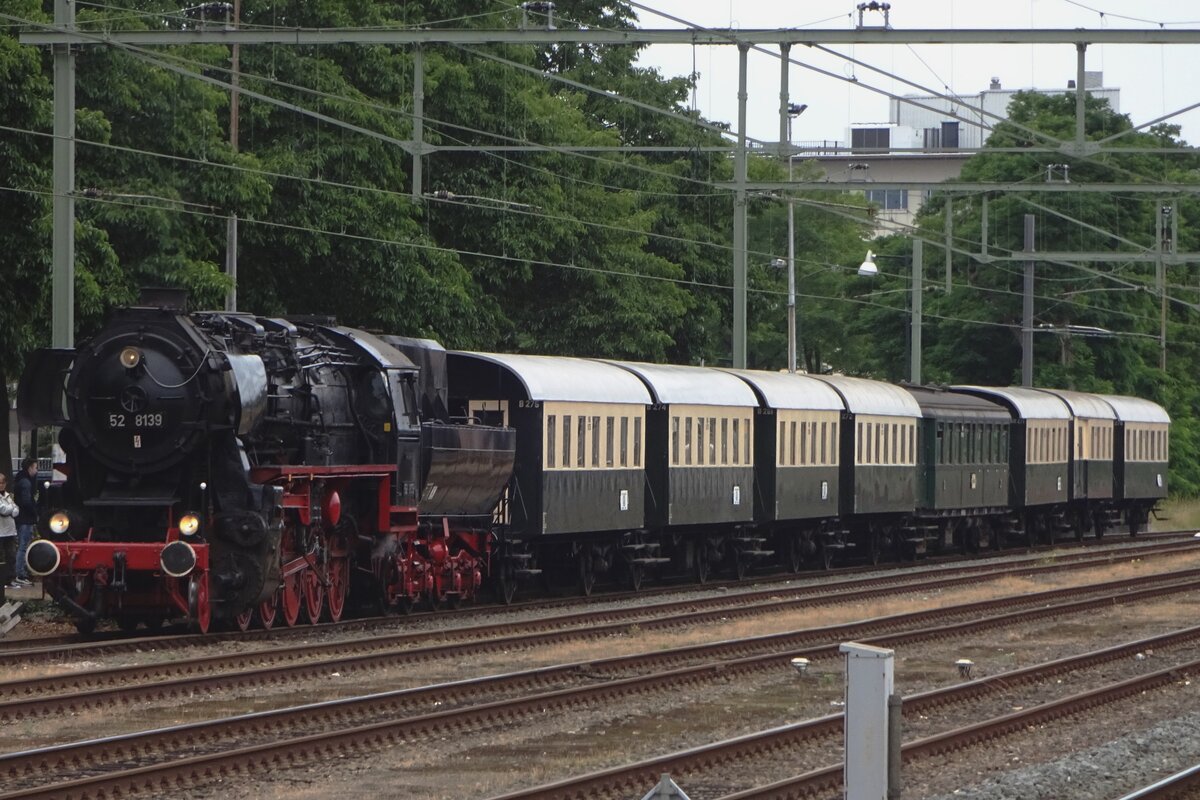 Jeder Tag fahrt ein VSM-Dampfzug von Beekbergen nach Apeldoorn und zurück. So auch am 15 Juli 2019; der zug, gezogen von 52 8139, verlässt Apeldoorn um 11;45.