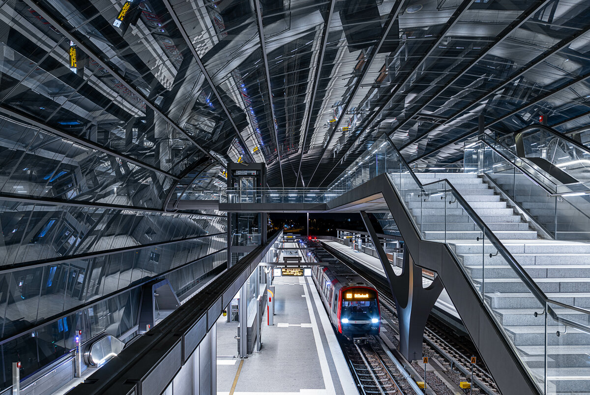 Jedes Mal aufs neue faszinierend ist der Bahnhof Elbbrücken, welcher mittlerweile Umsteigepunkt zwischen U- und S-Bahn ist, hier im spätabendlichen Glanz mit den noch recht neuen DT5-Einheiten 437 und 439.