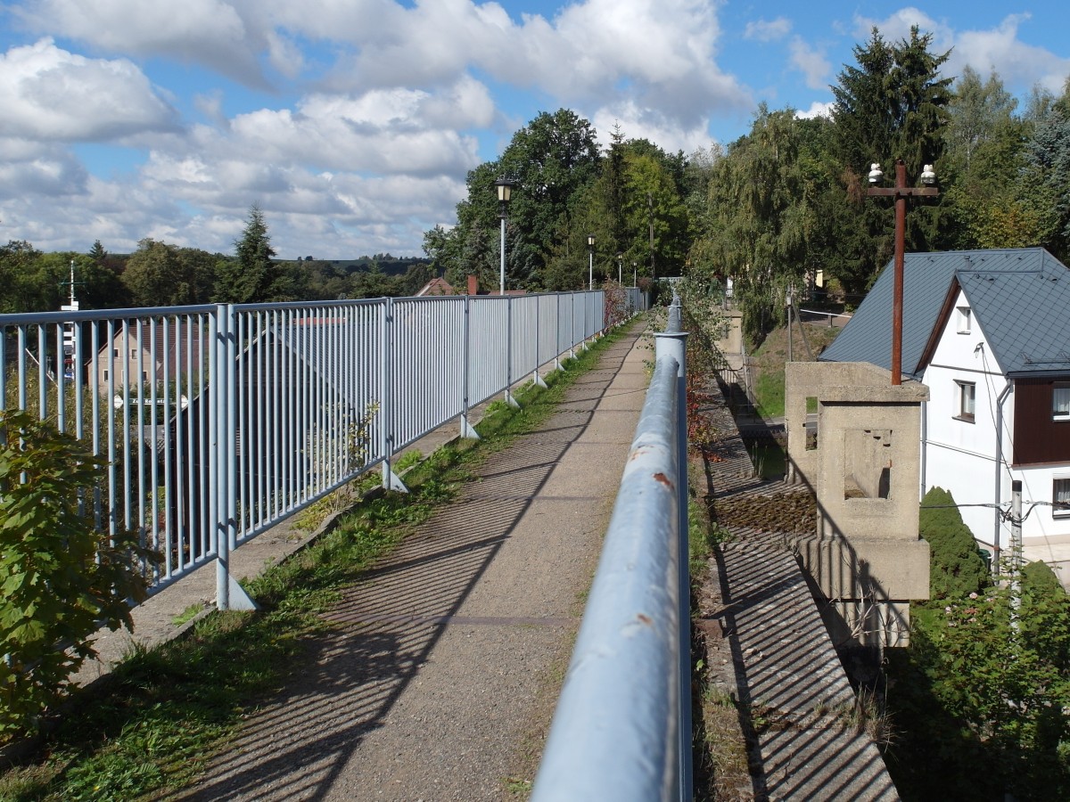 Jetziger Zustand des Streckenverlaufes der ehemaligen Schmalspurbahn Klingenberg-Colmnitz - Oberdittmannsdorf (Wilsdruffer Netz) auf dem Viadukt in Naundorf (Bobritzsch-Hilbersdorf, LK Mittelsachsen); manche Telegrafenmasten sind noch erhalten; 28.09.2015
