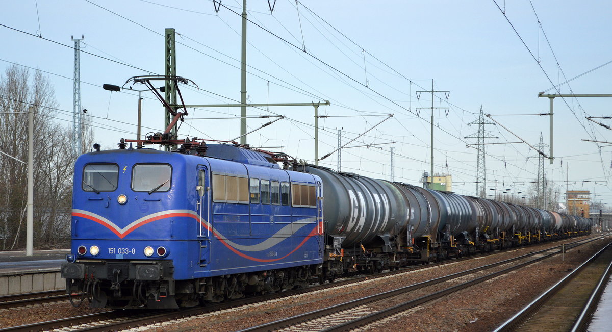 Jetzt bei HSL in Diensten die SRI  151 033-8  (NVR: 9180 6 151 033-8 D-EGP) mit Kesselwagenzug am 18.02.21 Durchfahrt Bf. Flughafen BER Terminal 5.
