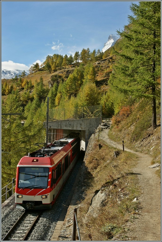 Jetzt fehlt nur noch der Gotthard auf diesem Bild, denn  Bahn  und  Matterhorn  sind mehr oder weniger einfach zu entdeckten.
In der nhe der Dienst-  und Kreuzungsstation fhrt eine  Zermatt-Shuttle  Richtung Tsch.
21. Okt. 2013
