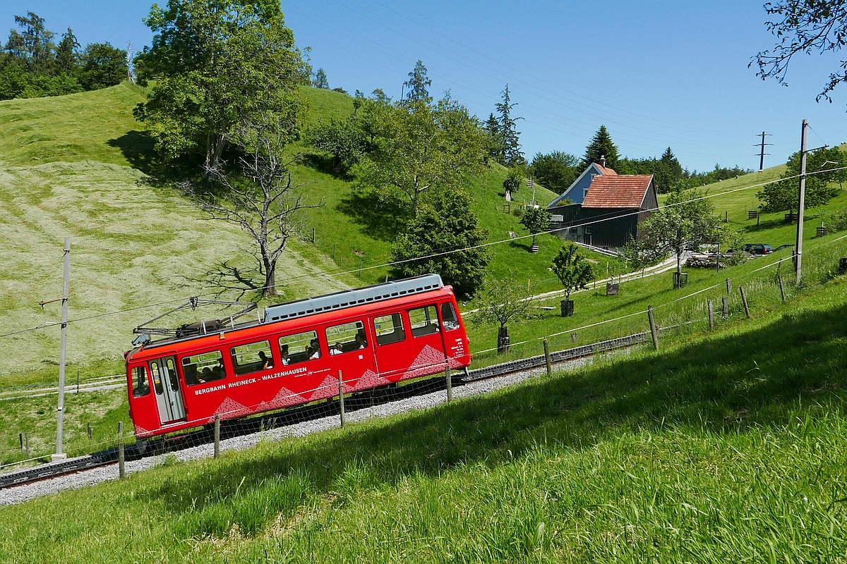 Jetzt geht’s runter - Auf der knapp 2 km langen Fahrt von Walzenhausen in das 267 m tiefer liegende Rheineck hat der Triebwagen kurz zuvor die Bergstation verlassen (01.06.2019).