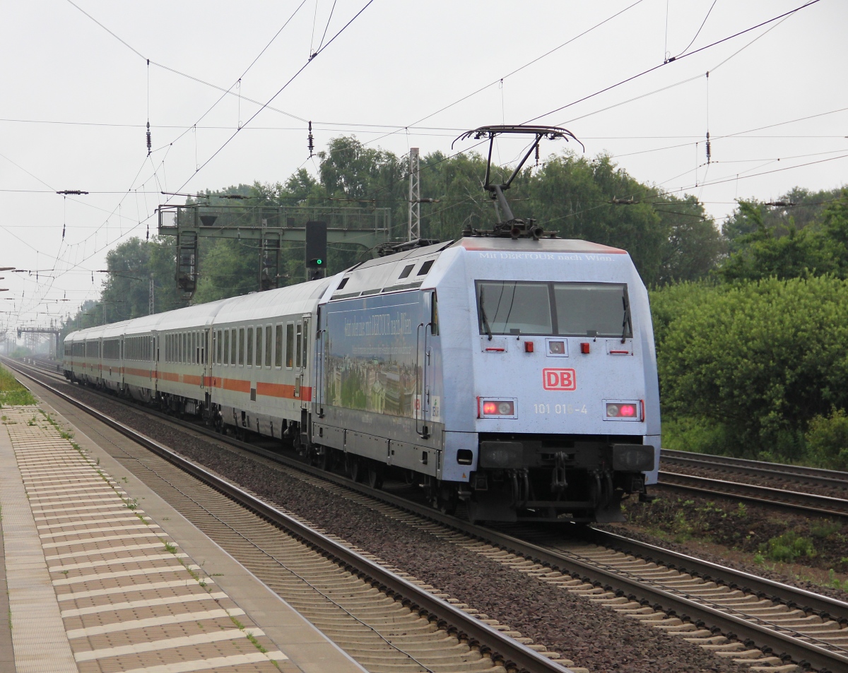  Jetzt oder nie, mit DERTOUR nach Wien!  bewirbt 101 016-4, nichts lieber als das ;). Sie schob am 10.07.2013 einen IC in Richtung Hannover. Aufgenommen in Dedensen-Gümmer.