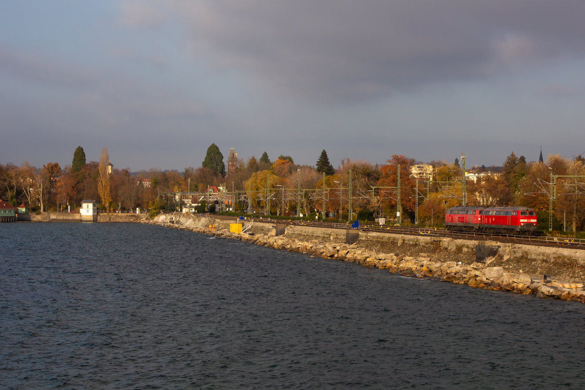 Jetzt schon ein historisches Bild mit 218 463-8 und 452-1 in Lindau. 6.11.20