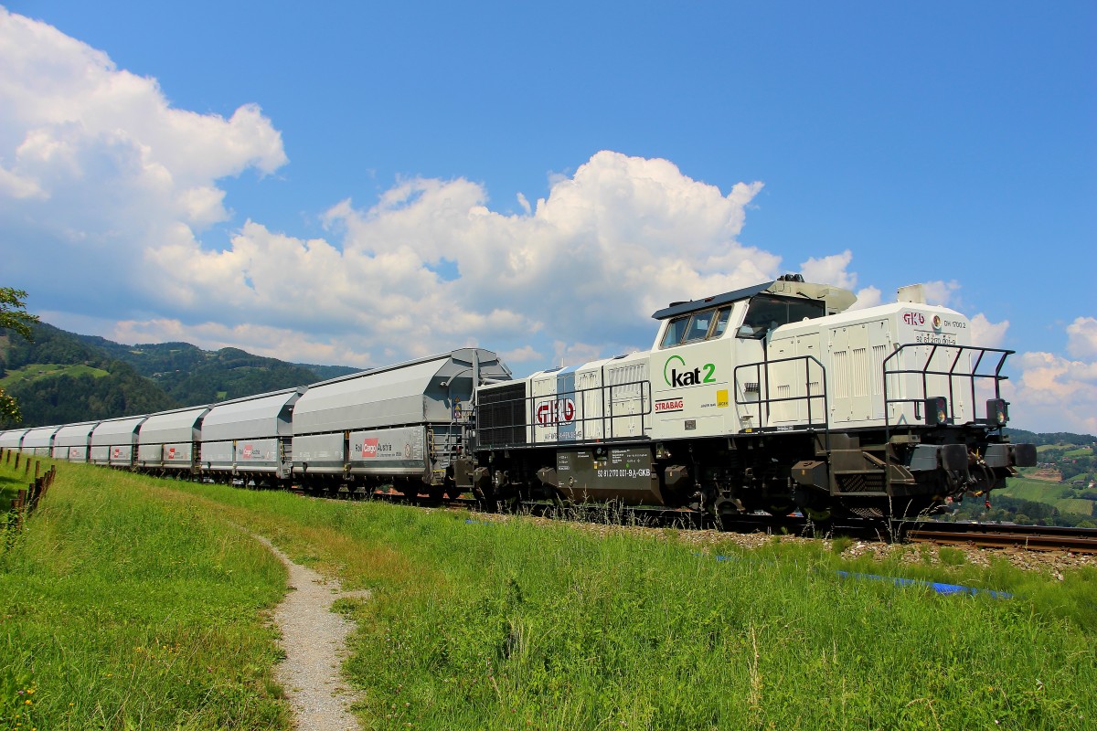 Jetzt ist Sie da . Das neue Schmuckstück der Graz Köflacher Eisenbahn rollt durchs Land. DH 1700.2 ganz in weiß mit dem Logo des Bauloses KAT2 .Koralmtunnel. Hier zu sehen mit Ihrem ersten Perlkieszug bei Deutschlandsberg am 18.07-2014

